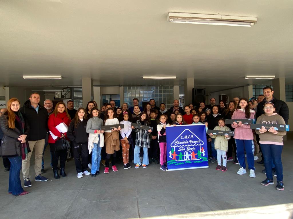 Escola Municipal Recebe Novos Equipamentos de Informática