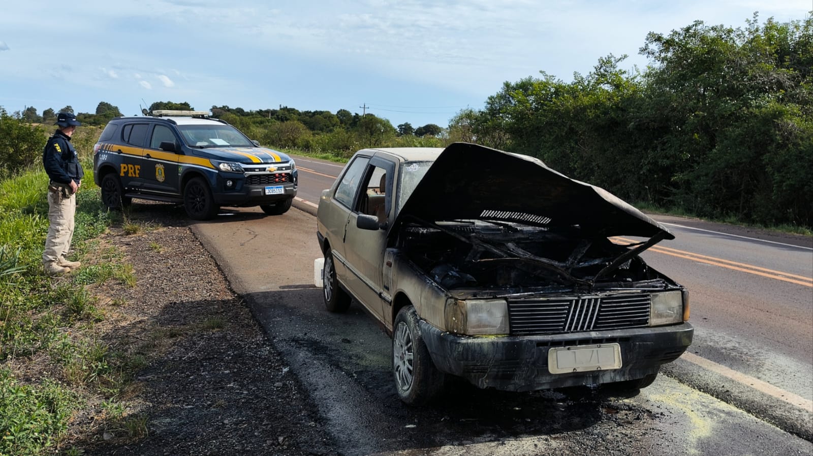 Veículo fica parcialmente destruído após incêndio em São Borja