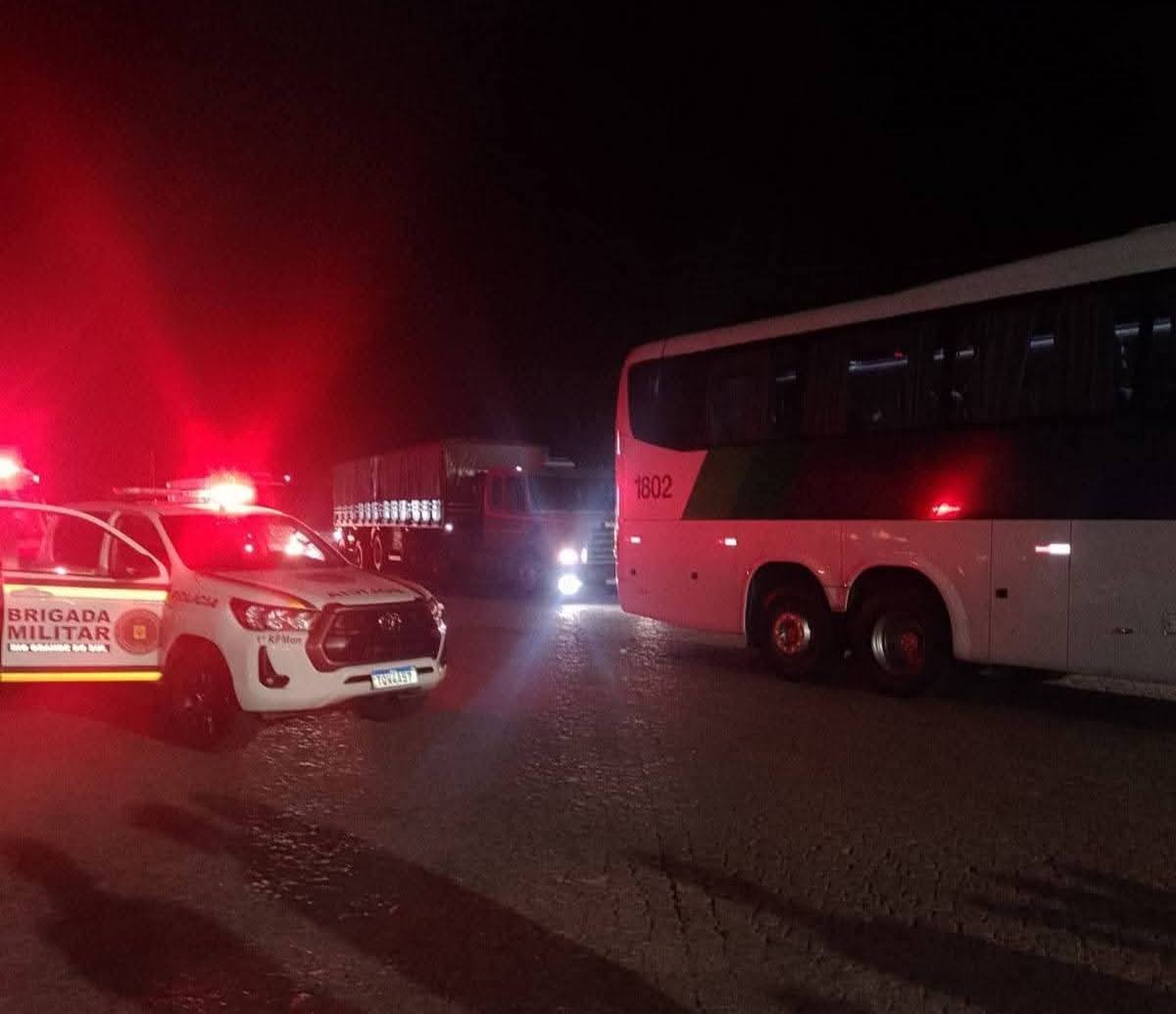 Homem é preso após ameaçar motorista e ser flagrado com cocaína dentro de ônibus na BR-392 em São Sepé