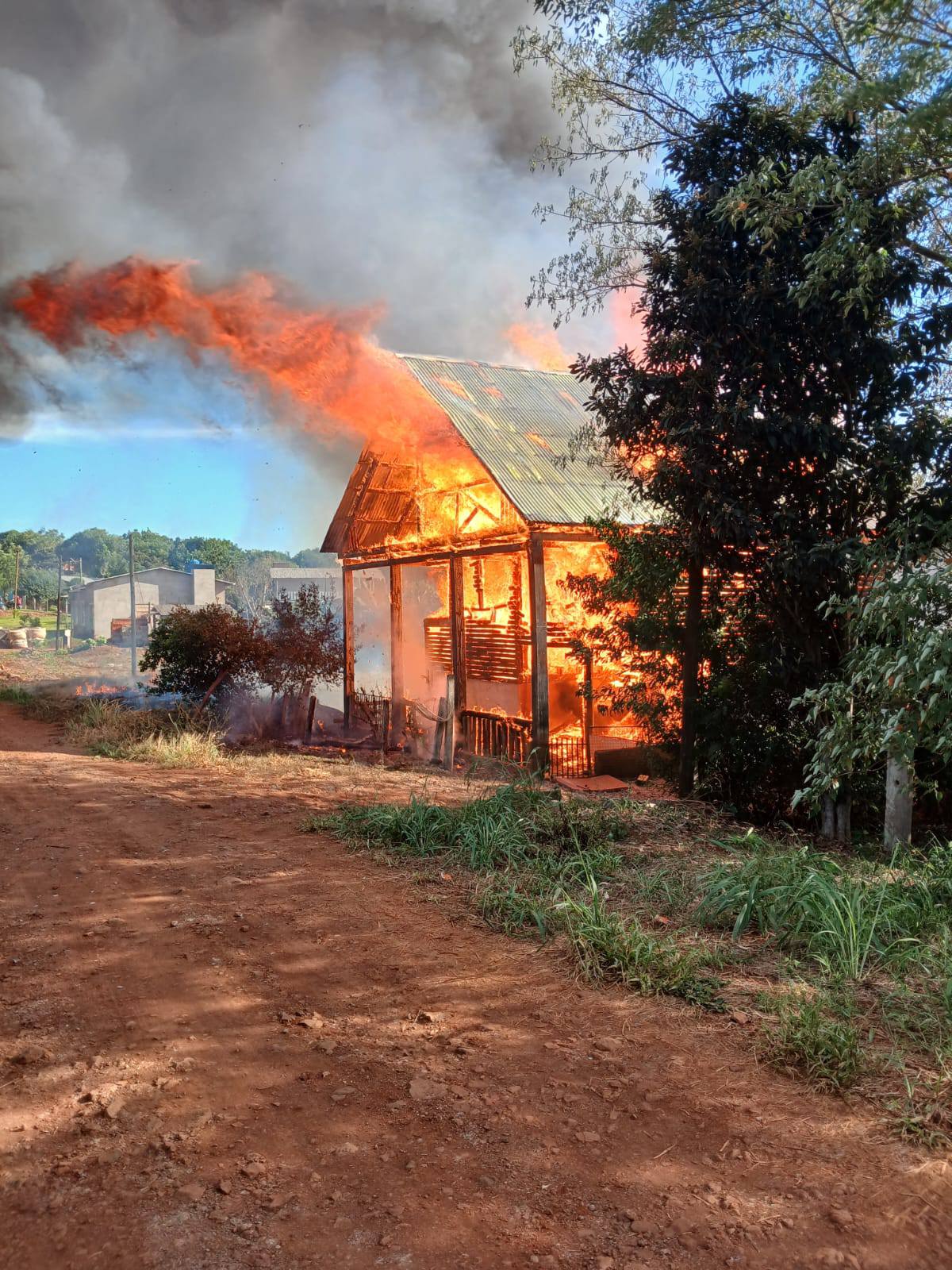 Incêndio destrói residência na Argentina e mobiliza equipes de emergência