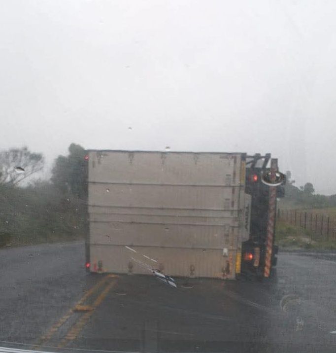 Ventos fortes causam tombamento de caminhão e bloqueios na RST-481