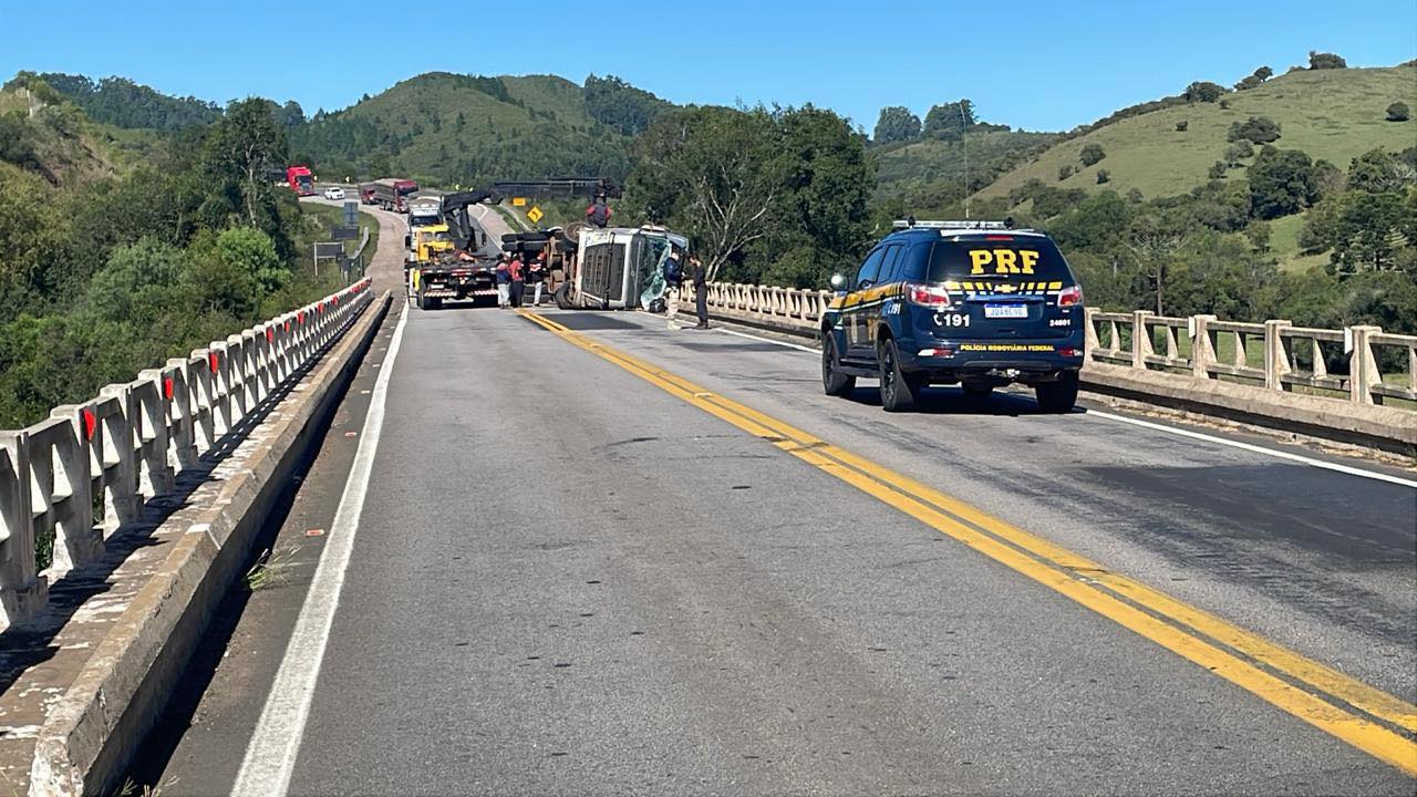 Tombamento de rodotrem provoca bloqueios na BR-392 em Santana da Boa Vista
