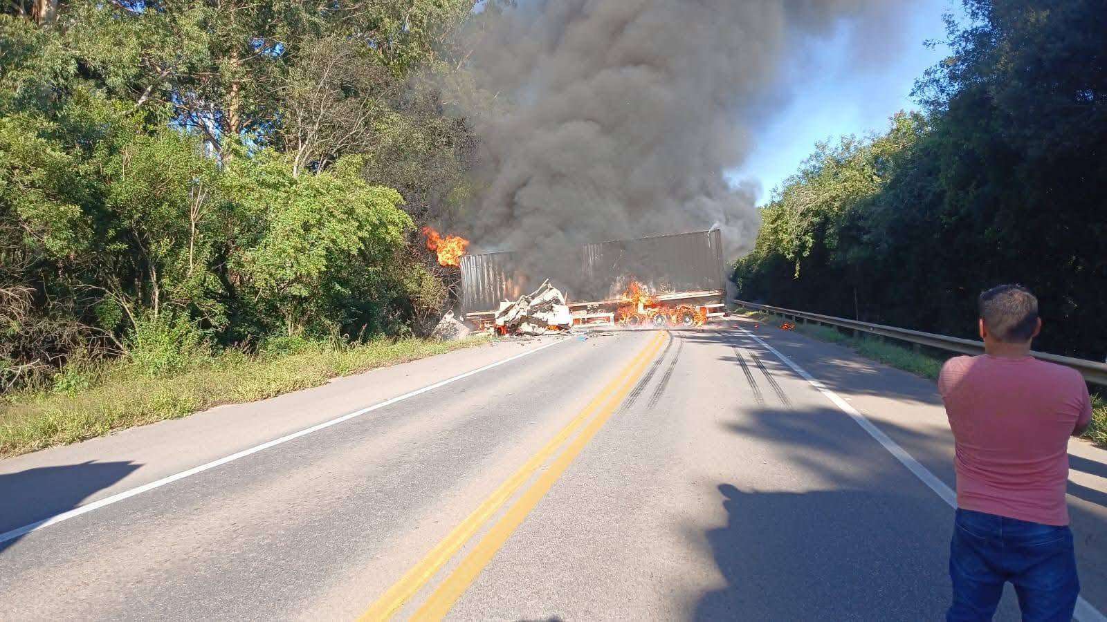 Colisão entre caminhões causa incêndio e deixa um morto na BR-392, em Pelotas