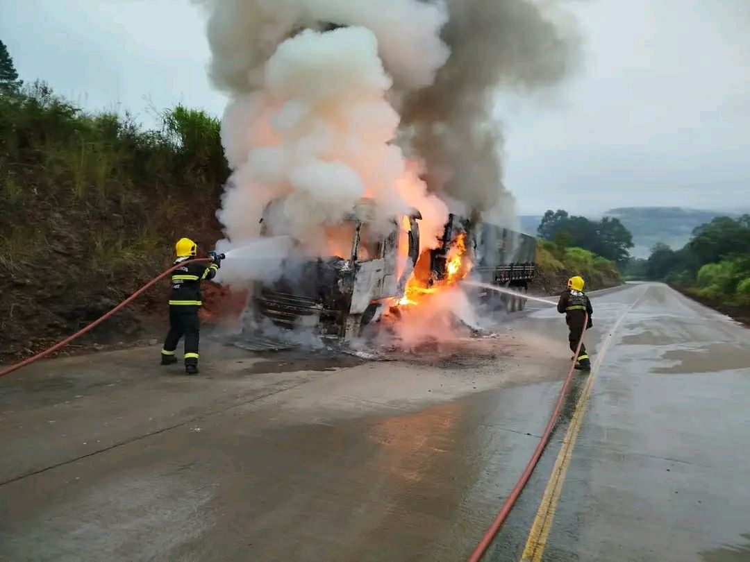 Incêndio destrói carreta carregada com farinha de trigo no Oeste catarinense