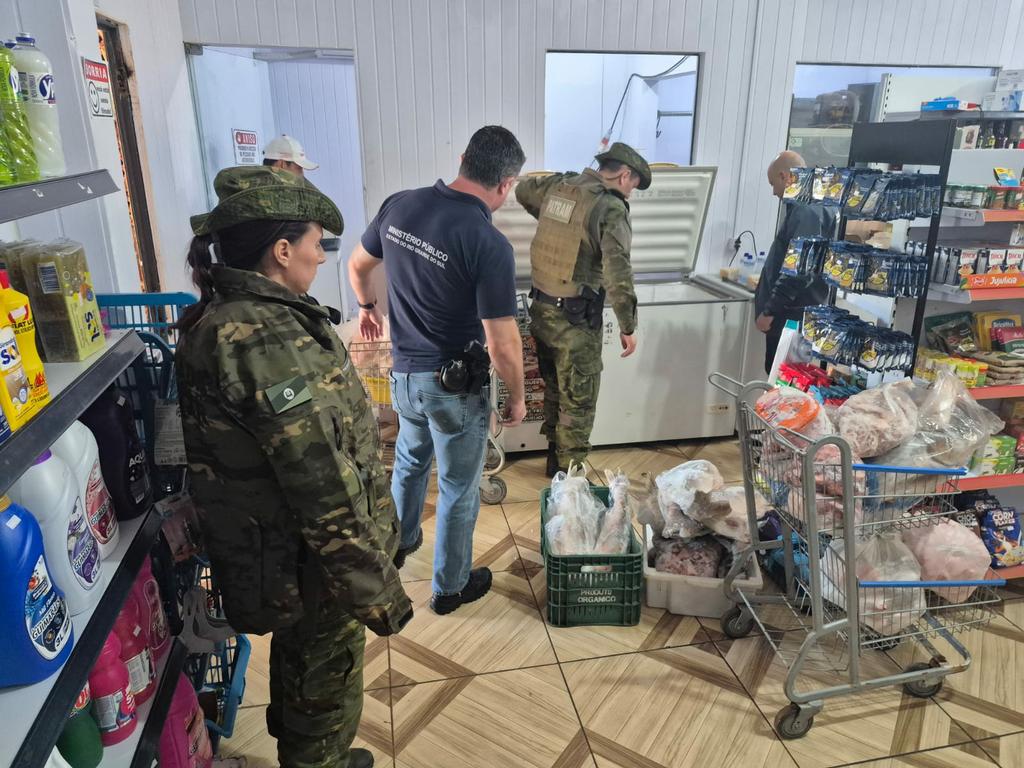 Fiscalização apreende 900 quilos de alimentos impróprios em supermercados de Unistalda
