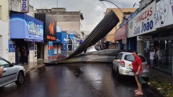 Ventania provoca destelhamentos e danos em cidades do Rio Grande do Sul