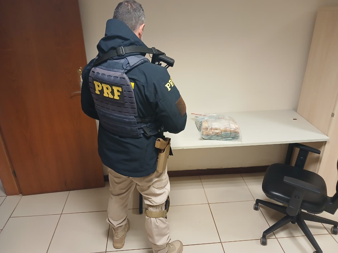 PRF apreende quase meio milhão de reais com estrangeiros na BR-287 em Santiago