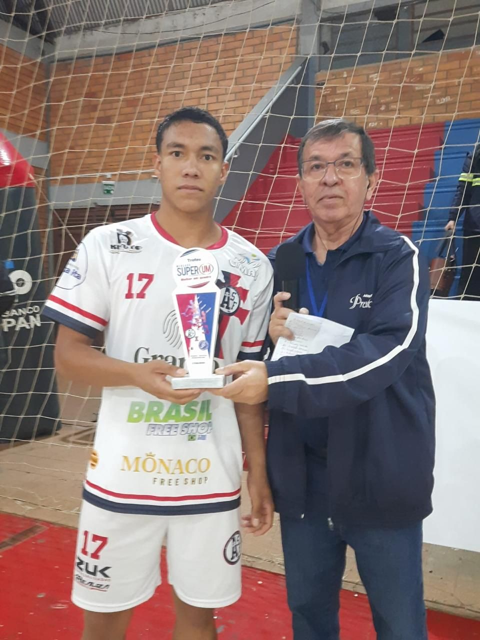 Assis recebe Troféu Mercado Super Um de melhor em quadra após empate da ASF em São Borja