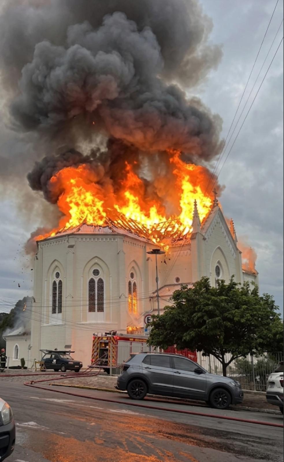 Igreja Matriz de Flores da Cunha é atingida por incêndio