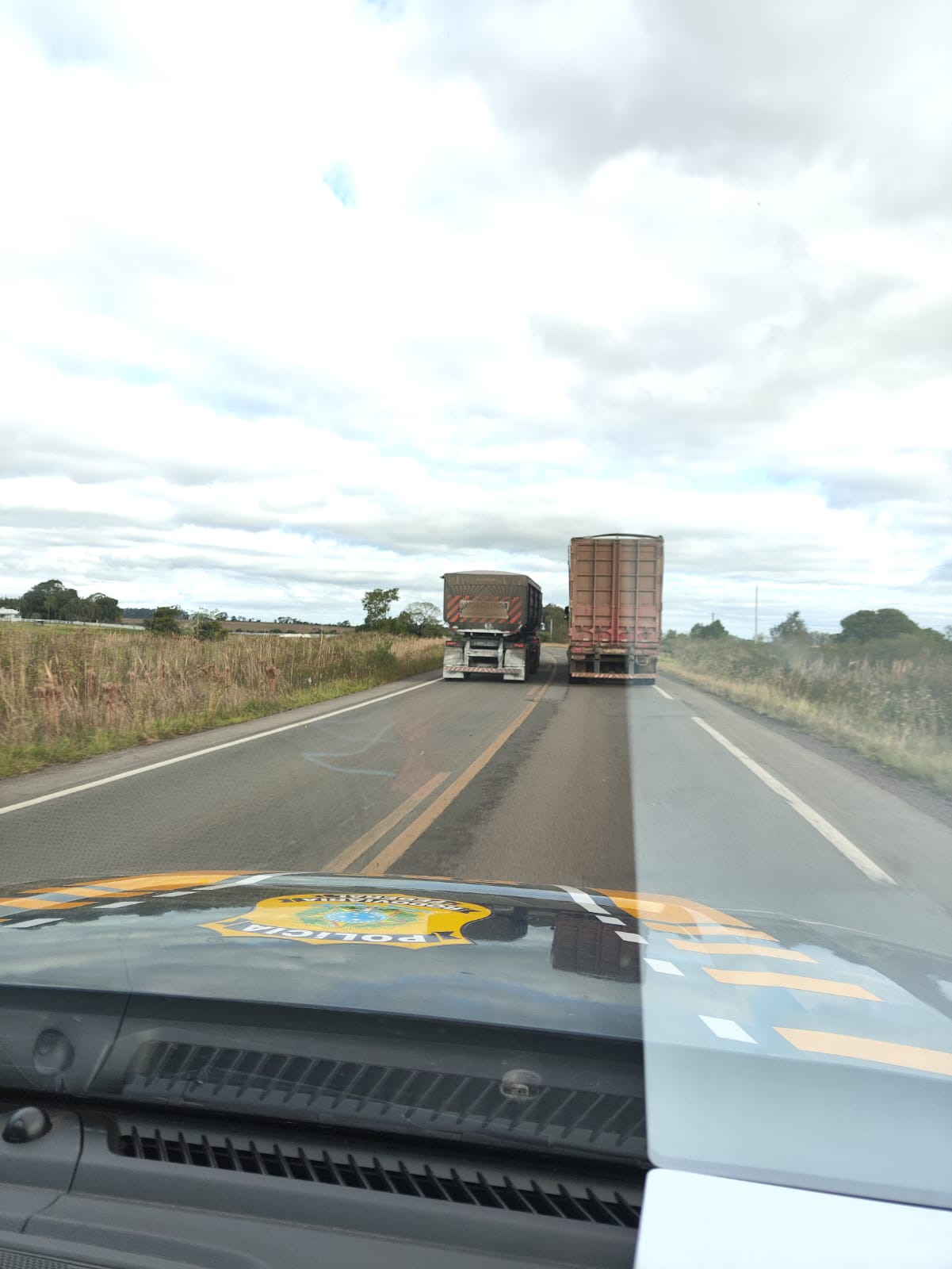 PRF flagra carreta realizando ultrapassagem proibida na BR-287 em São Vicente do Sul