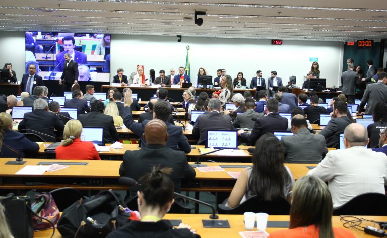 Comissão da Câmara aprova PEC que reduz jornada de trabalho para 40 horas semanais