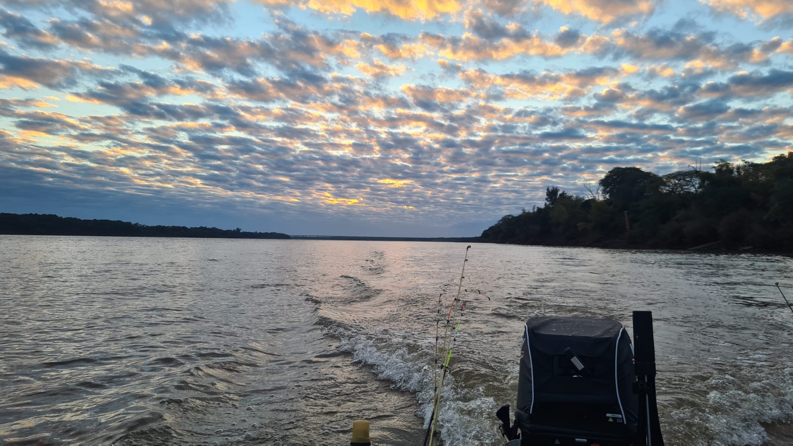 Amanhecer no rio Uruguai marca início da quinta-feira em São Borja