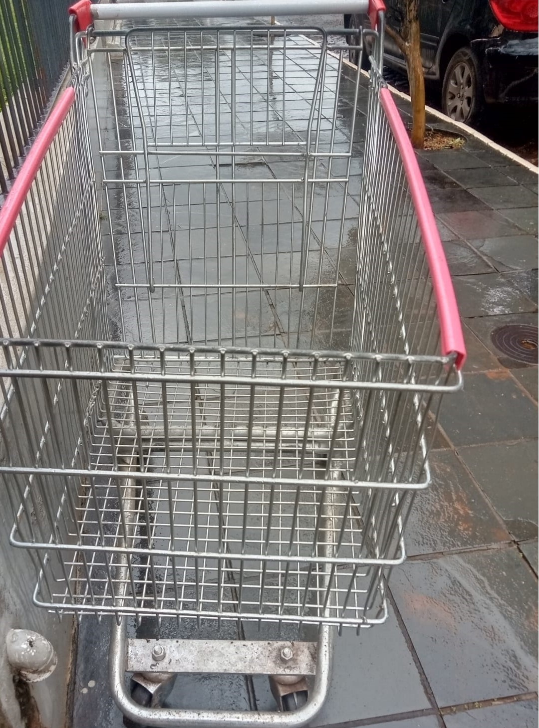 Carrinho de supermercado abandonado em via pública chama atenção em São Borja