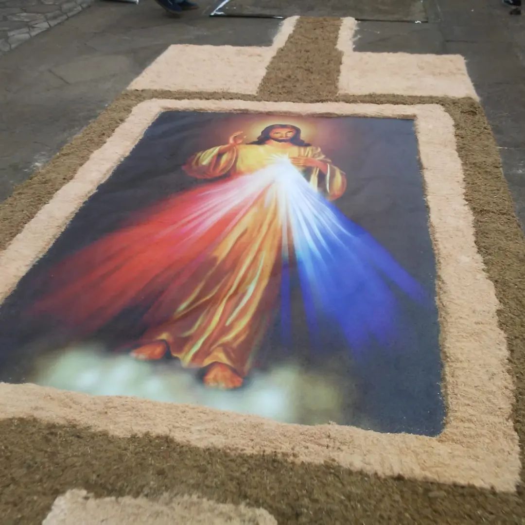 Corpus Christi reúne fiéis em programação religiosa e confecção de tapetes em São Borja