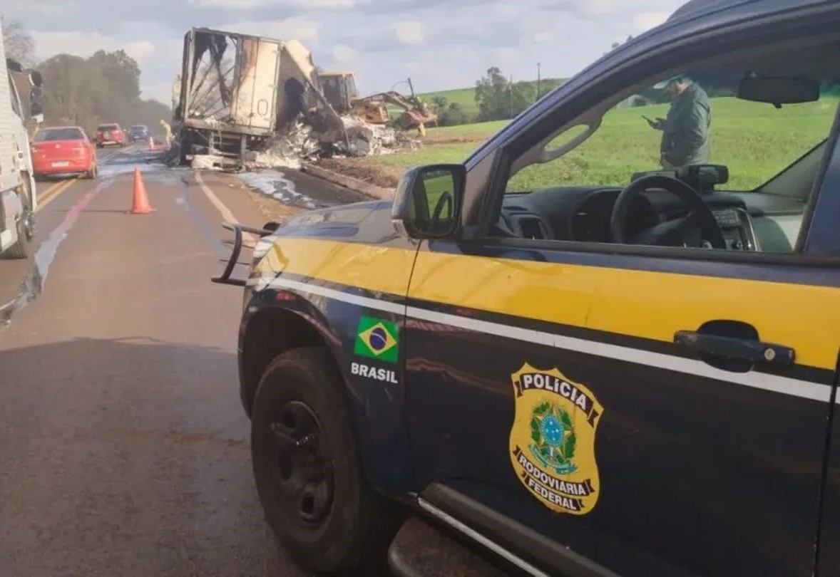 Incêndio destrói caminhão carregado com gelatina na BR-285 em Vitória das Missões