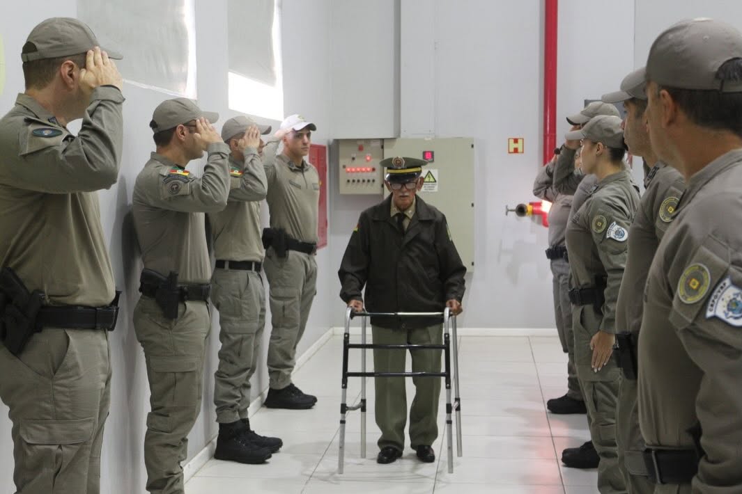Sargento reformado da Brigada Militar recebe homenagem pelos 100 anos de vida em Santa Cruz do Sul