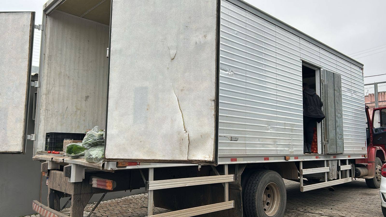 Caminhão de hortifrúti era usado para levar drogas e celulares ao Presídio de São Gabriel