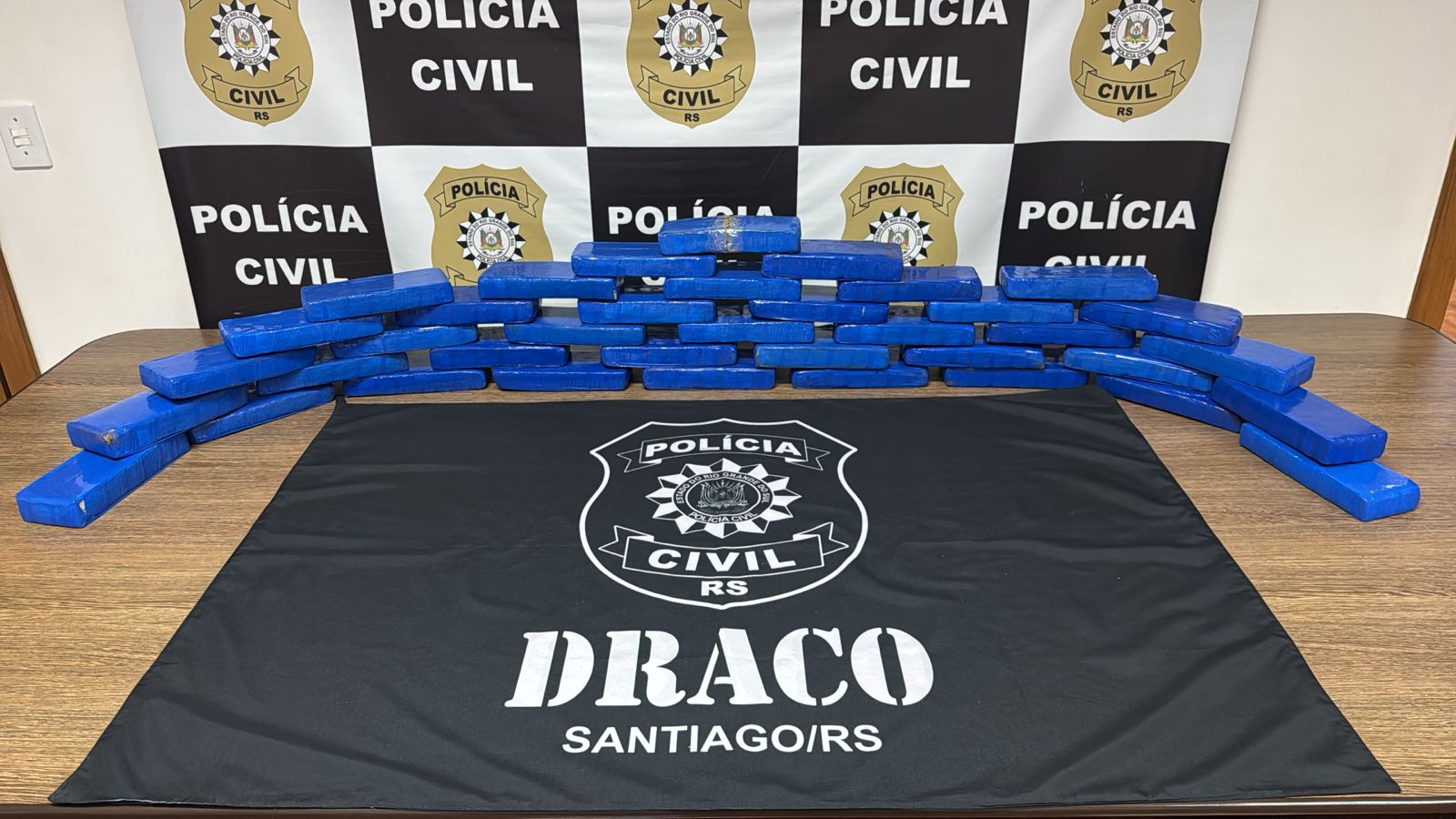 Ação policial apreende 25 quilos de maconha e prende dois homens na região de Santiago