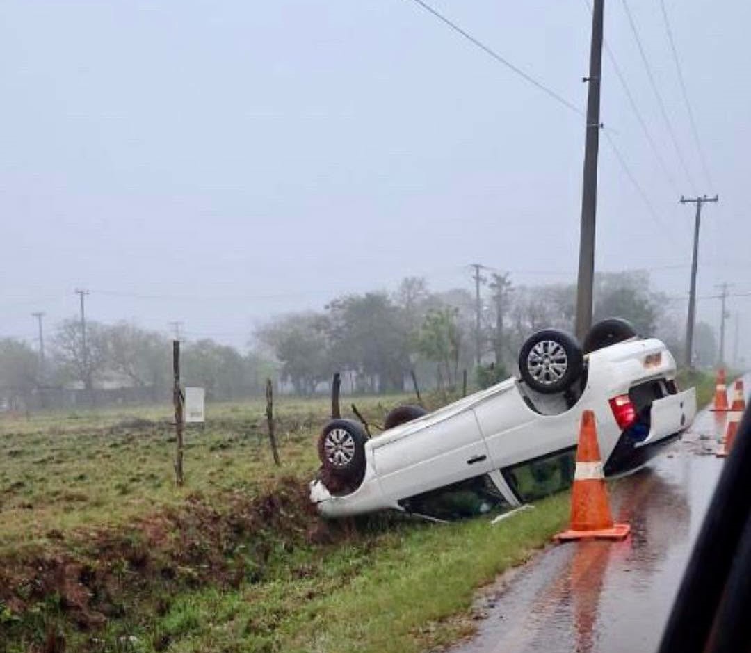 Carro capota na ERS-561, em São Nicolau, e quatro ocupantes escapam sem ferimentos