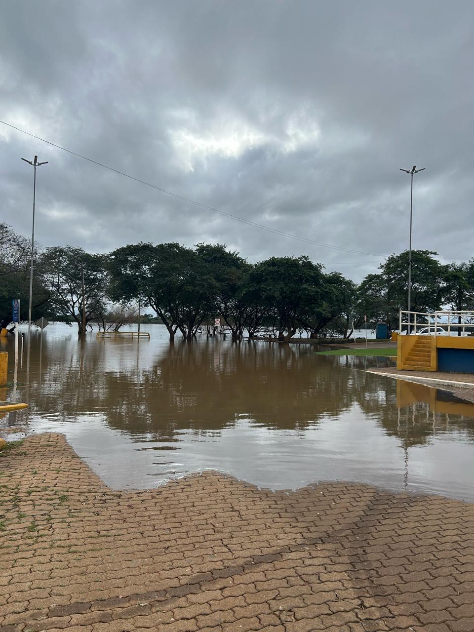 Chuvas no RS deixam mais de mil pessoas fora de casa; São Borja monitora elevação do Rio Uruguai