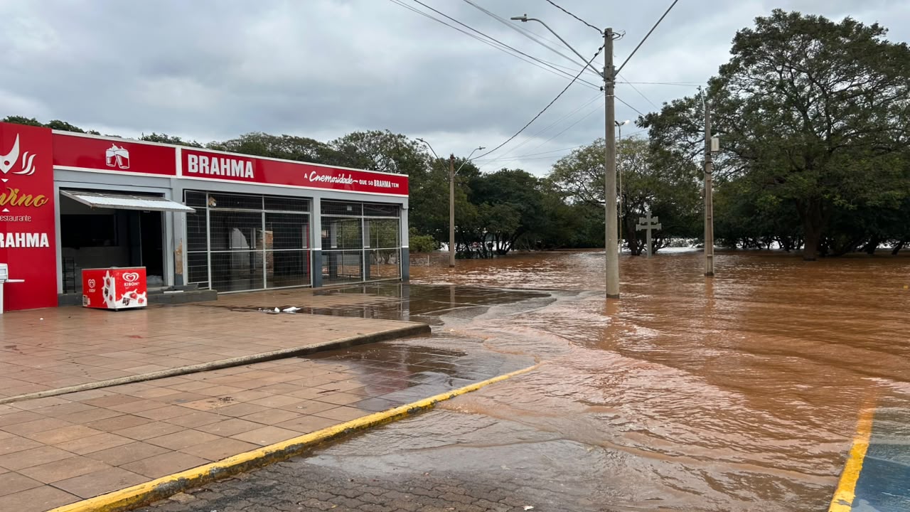 Rio Uruguai ultrapassa cota de inundação em São Borja e segue em elevação