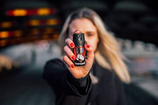 Governo Federal sanciona lei que autoriza compra de spray de pimenta por mulheres para defesa pessoal