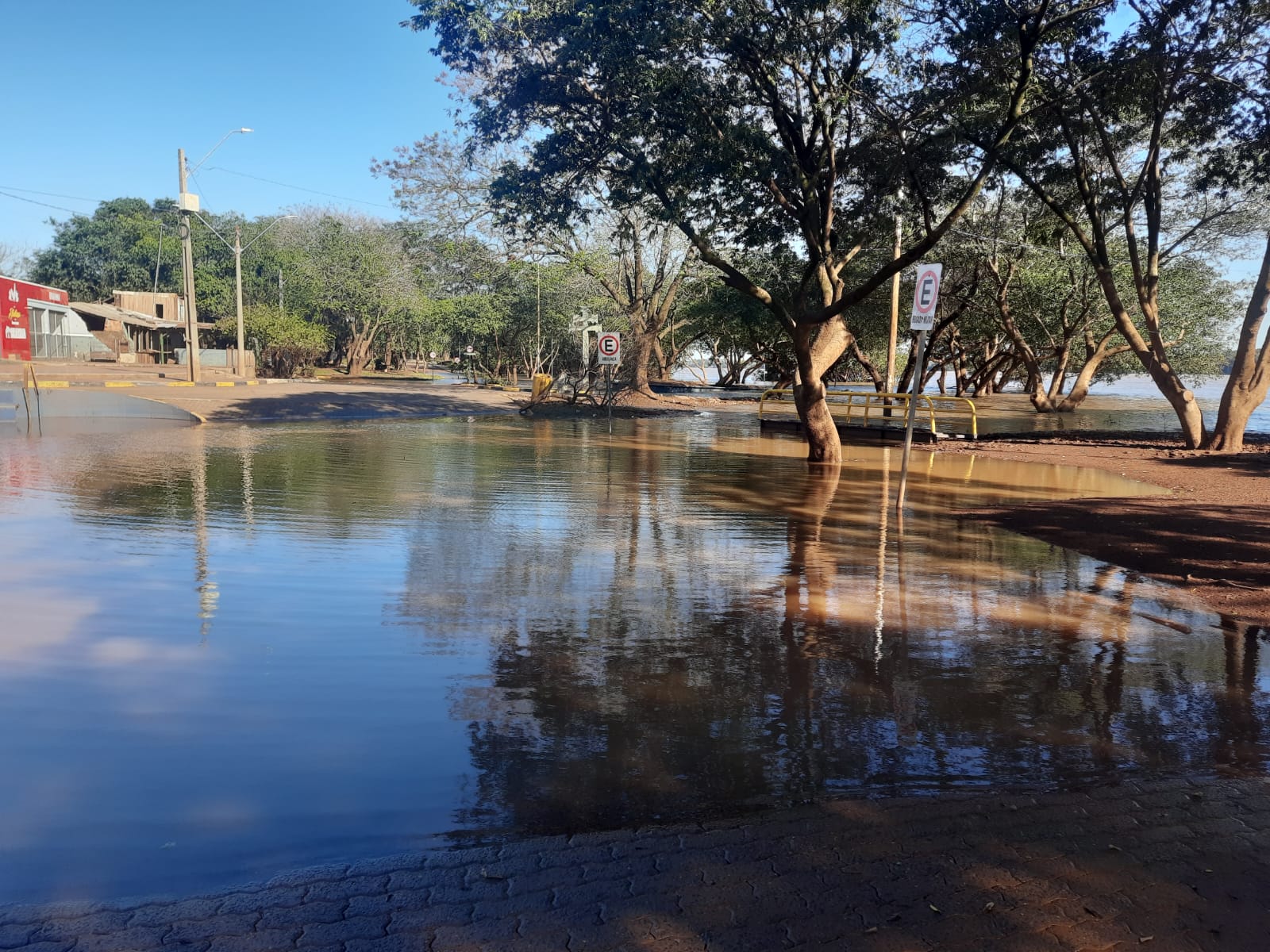 Rio Uruguai sobe lentamente em São Borja, mas segue abaixo da cota de inundação