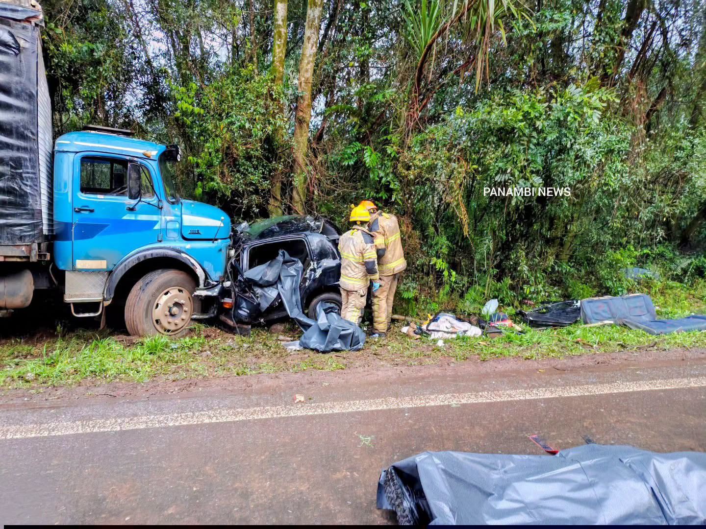 Dois militares morrem em acidente entre carro e caminhão na BR-158, em Panambi