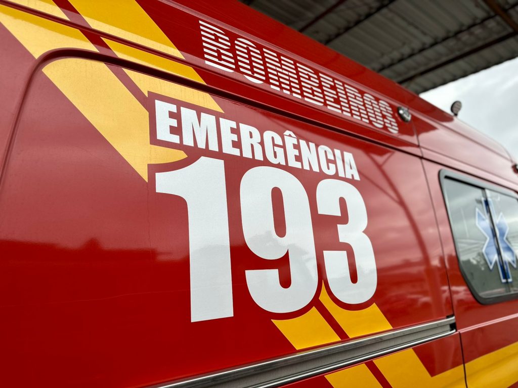 Bombeiros socorrem homem após queda de escada durante trabalho de pintura em São Borja