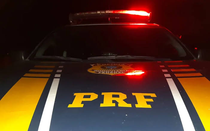 Assalto termina com duas mortes após perseguição e incêndio de veículo na BR-392, em Cerro Largo