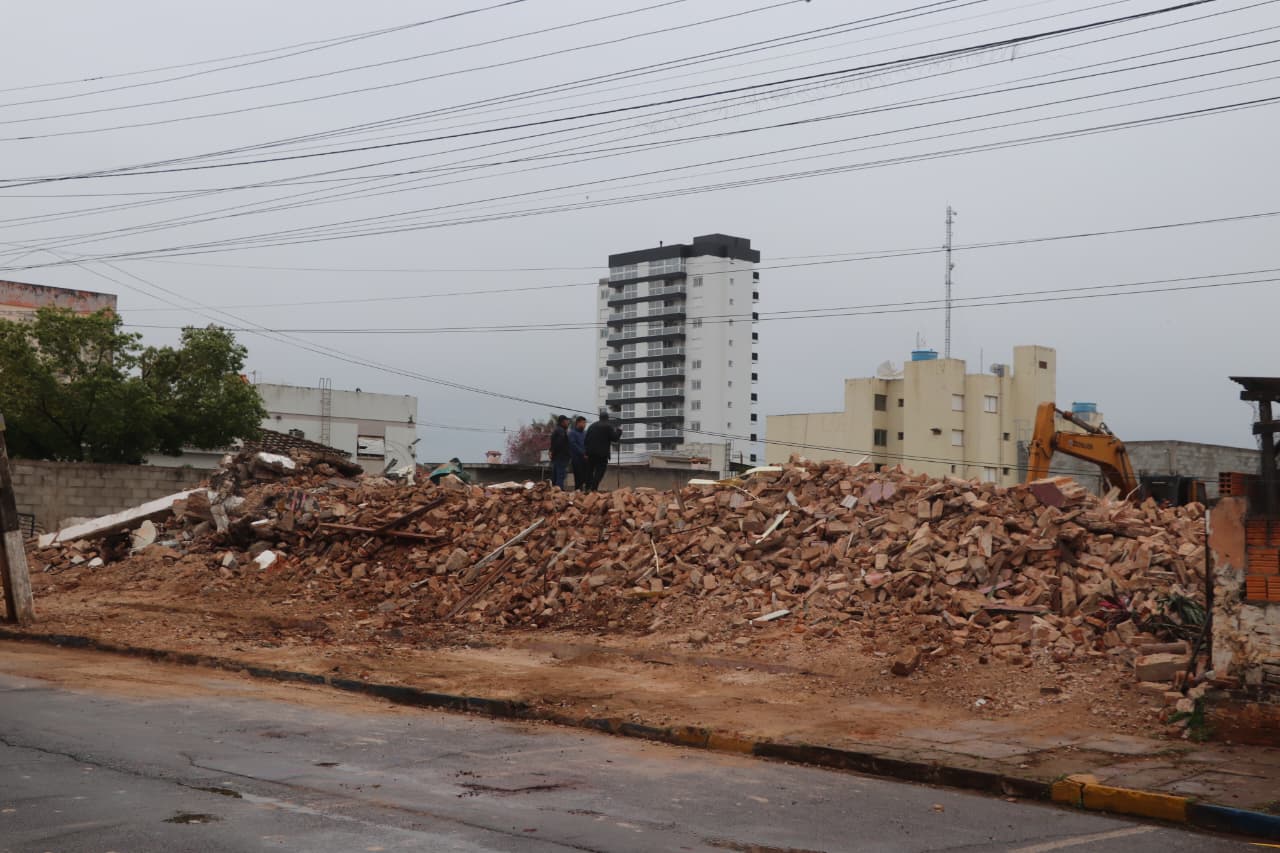 Tradicional Hotel Rio é demolido nesta terça-feira em São Borja