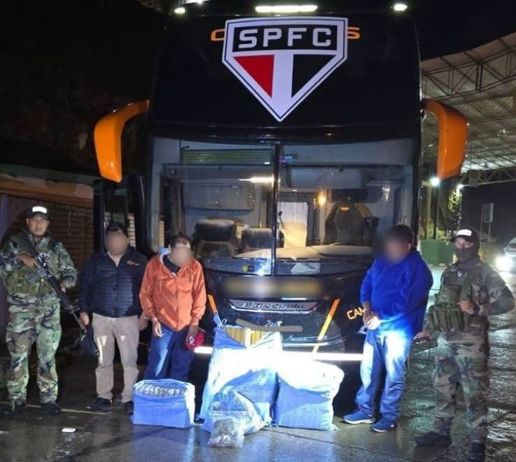 Ônibus que faria transporte do São Paulo é apreendido com 86 quilos de maconha na Bolívia
