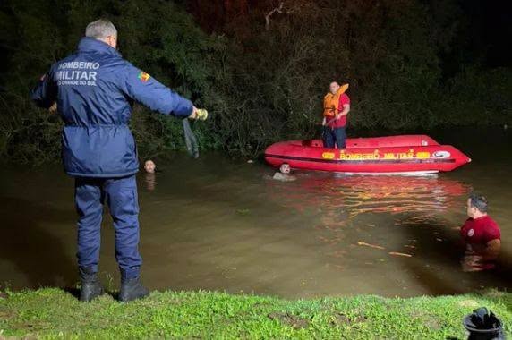 Casal morre após carro cair em sanga durante cheia em  Dom Pedrito