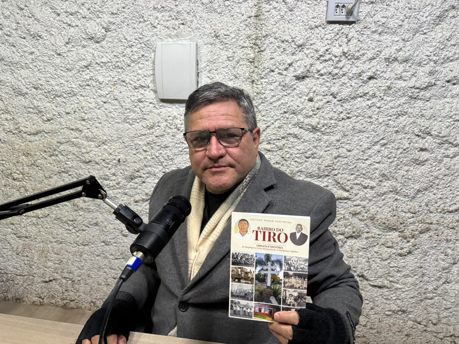 Jeovane Contreira lança livro que resgata a origem e a história do Bairro do Tiro, em São Borja