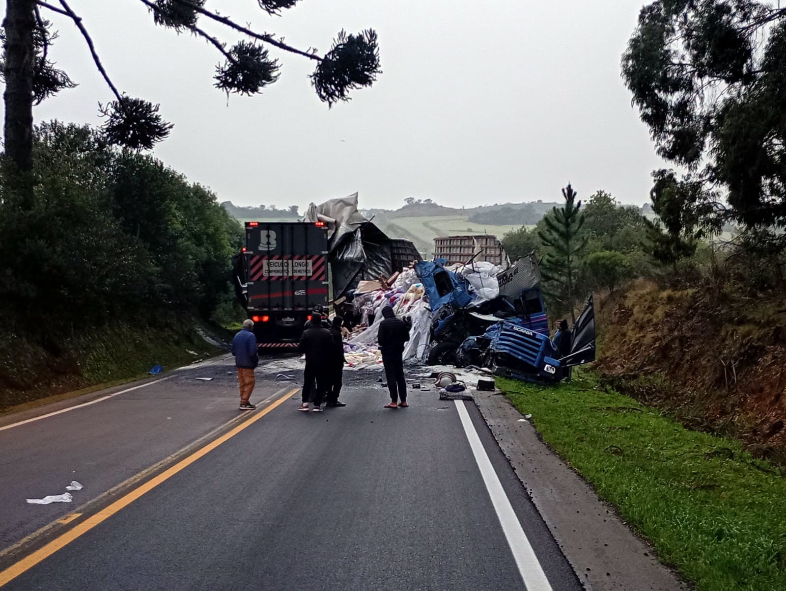 Acidente entre carretas bloqueia a ERS-122 e deixa dois feridos em Ipê