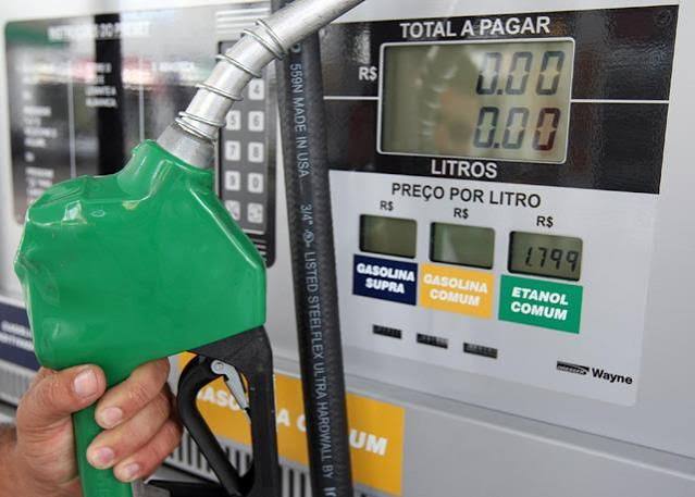 Governo prorroga auxílio de R$ 0,44 por litro para conter preço da gasolina