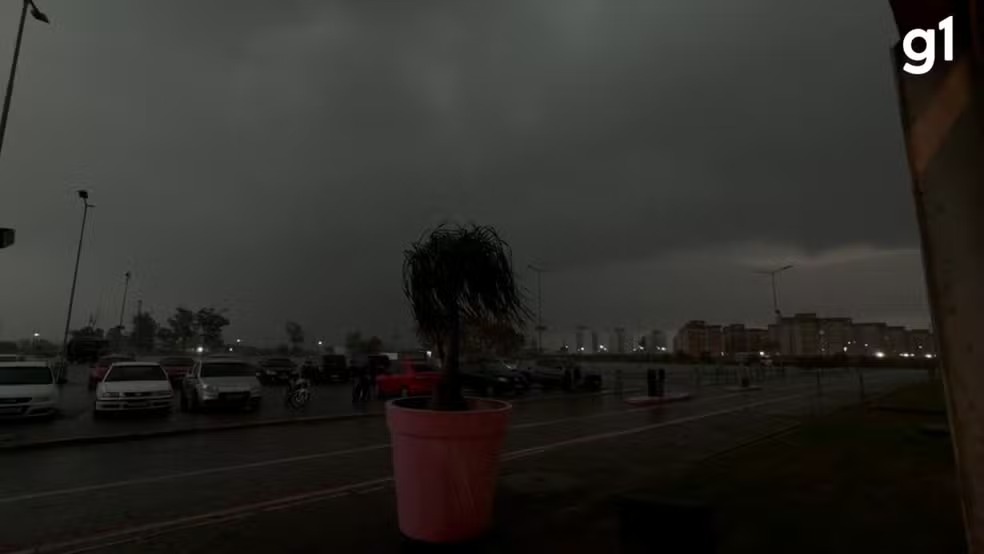 Temporal provoca escuridão no Sul do RS e traz risco de chuva forte e granizo
