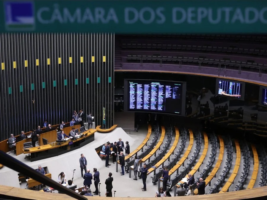 Câmara aprova autonomia para escolas definirem férias durante a Copa do Mundo Feminina de 2027