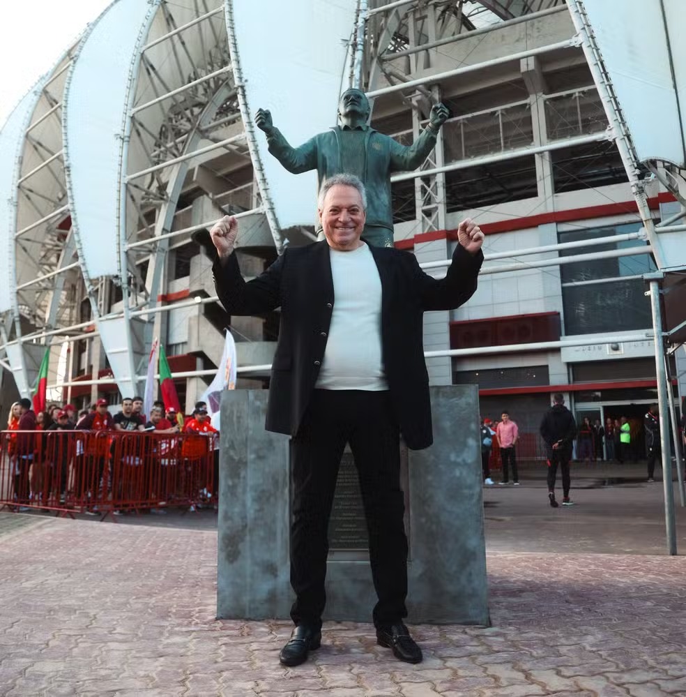 Inter inaugura estátua em homenagem a Abel Braga no Beira-Rio