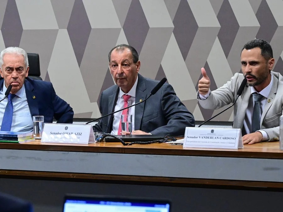 CCJ do Senado aprova texto-base de PEC que prevê fim da escala 6x1