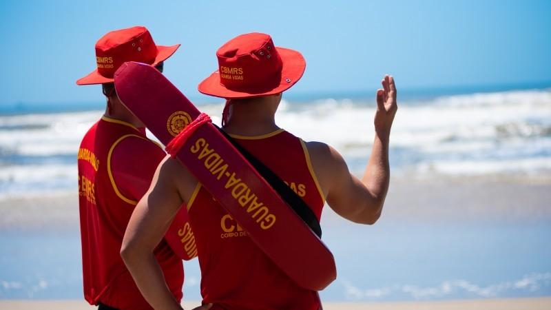 Corpo de Bombeiros abre 440 vagas para guarda-vidas temporários no RS; inscrições vão até segunda-feira