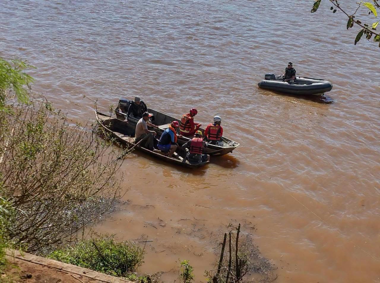 Buscas por carro que caiu de balsa no Rio Uruguai são retomadas em Porto Mauá