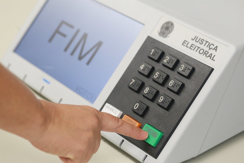 Mais de 158 milhões de brasileiros vão às urnas neste domingo