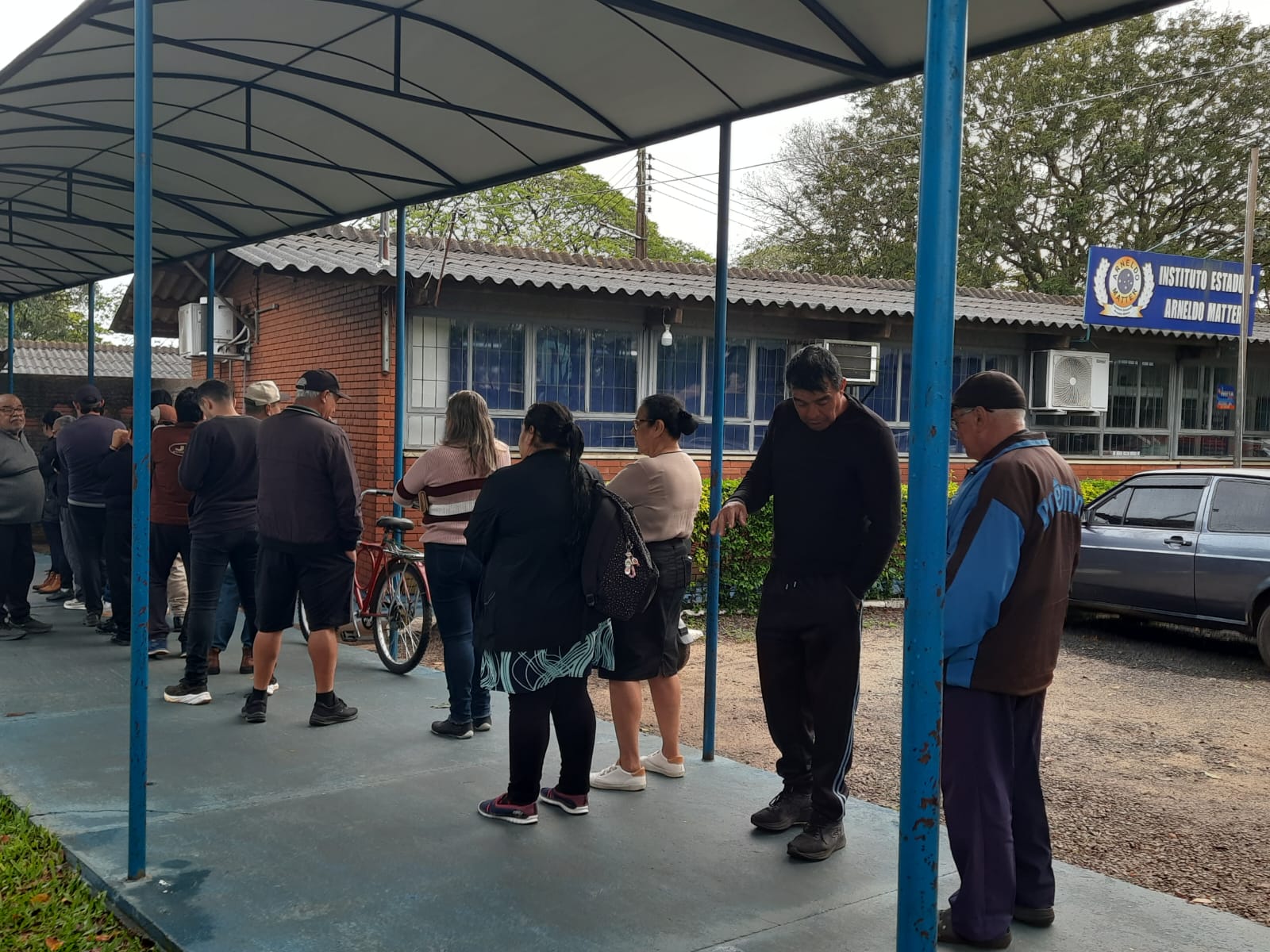 Eleitores começam a chegar aos locais de votação em  São Borja