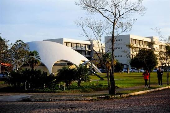 Sobe para seis o número de banheiros da UFSM com pichações de símbolos neonazistas