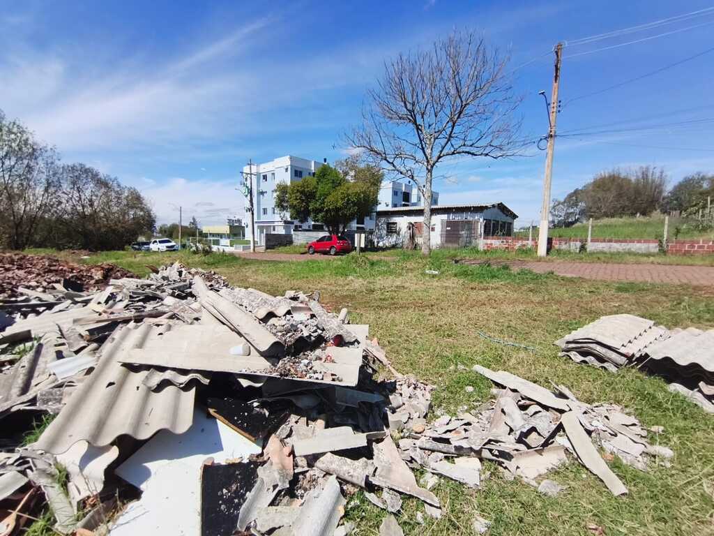 Santiago inicia distribuição de telhas para famílias atingidas por granizo