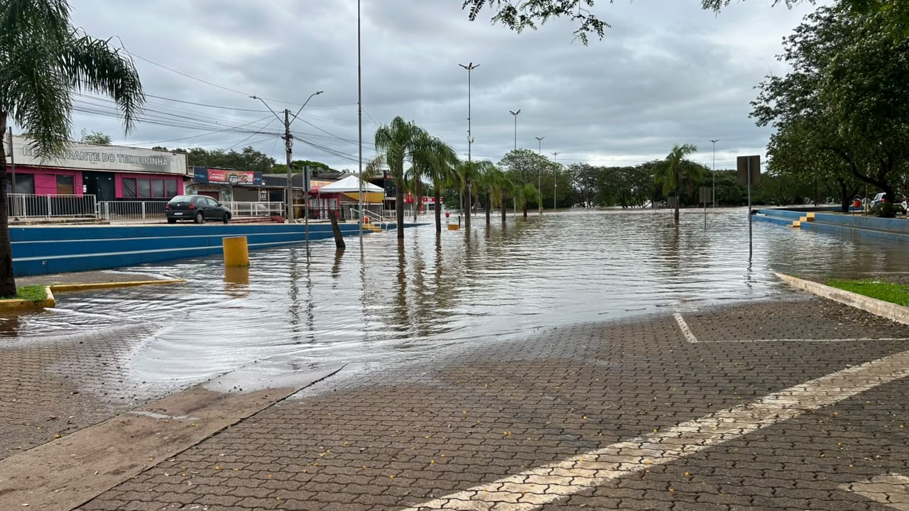 Rio Uruguai segue baixando, mas permanece acima da cota de inundação